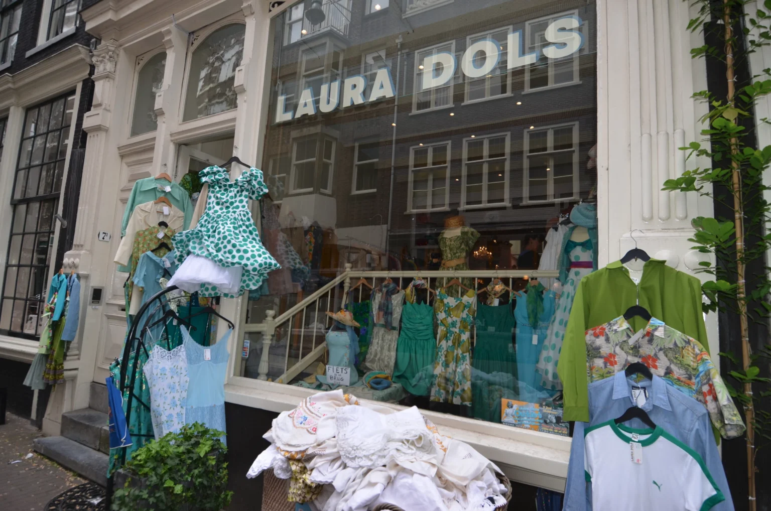 Laura Dols - The Vintage to Fashion Guide.